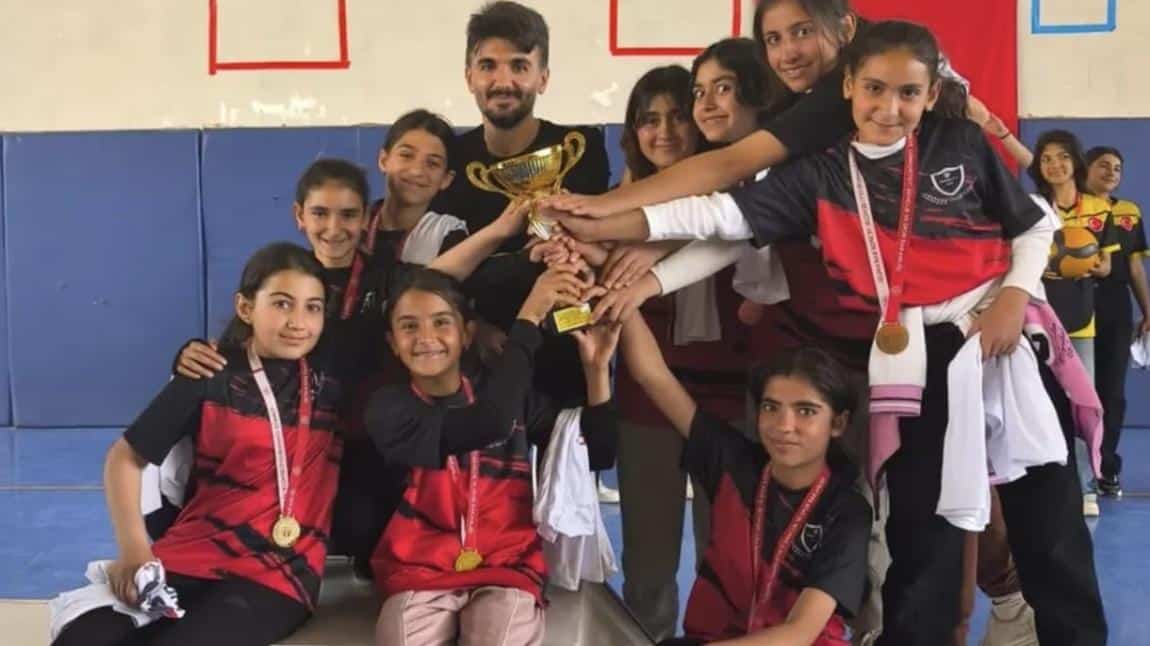 2024-2025 Kız Voleybol Takımımız Birinci Oldu!